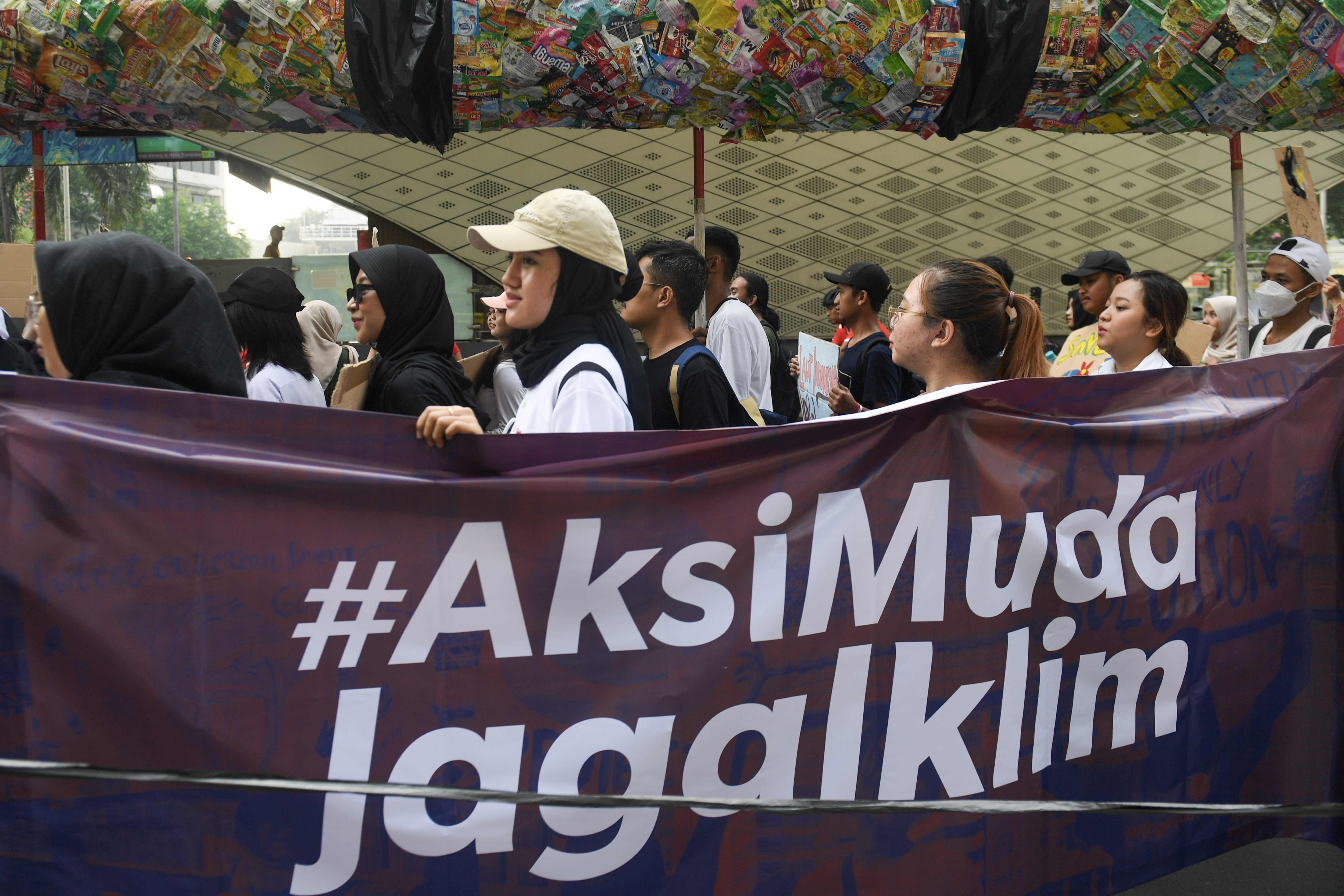 Aksi saat Hari Bebas Kendaraan Bermotor di kawasan Bundaran HI, Jakarta, Minggu (5/5/2024)