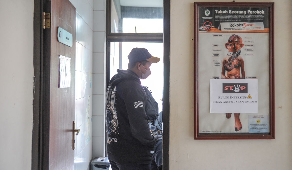 Pasien terduga tuberkolosis melakukan konsultasi dengan dokter di sebuah Puskesmas