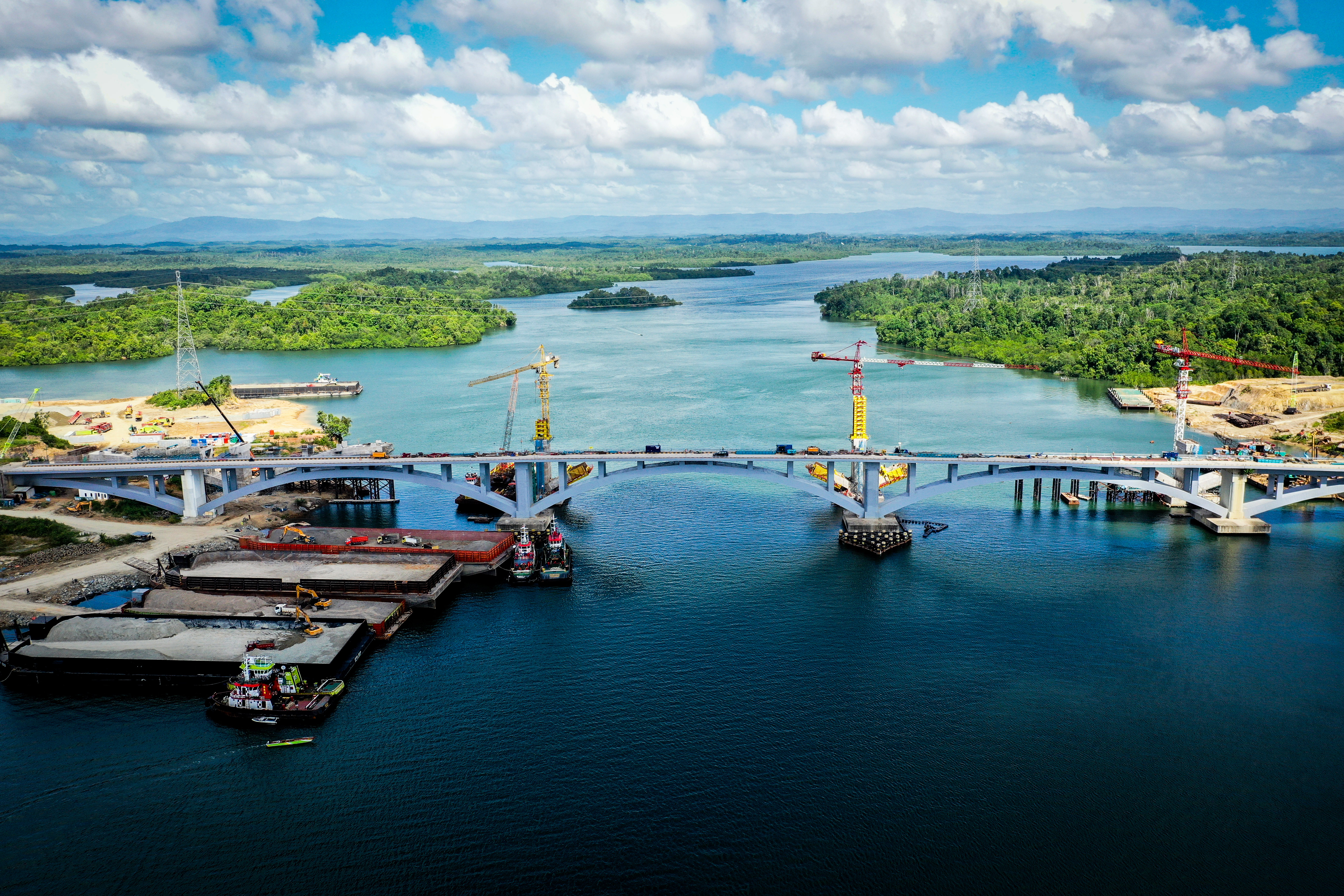 Foto udara suasana pembangunan jembatan duplikasi Pulau Balang bentang pendek penghubung Balikpapan dengan Ibu Kota Negara (IKN) Nusantara