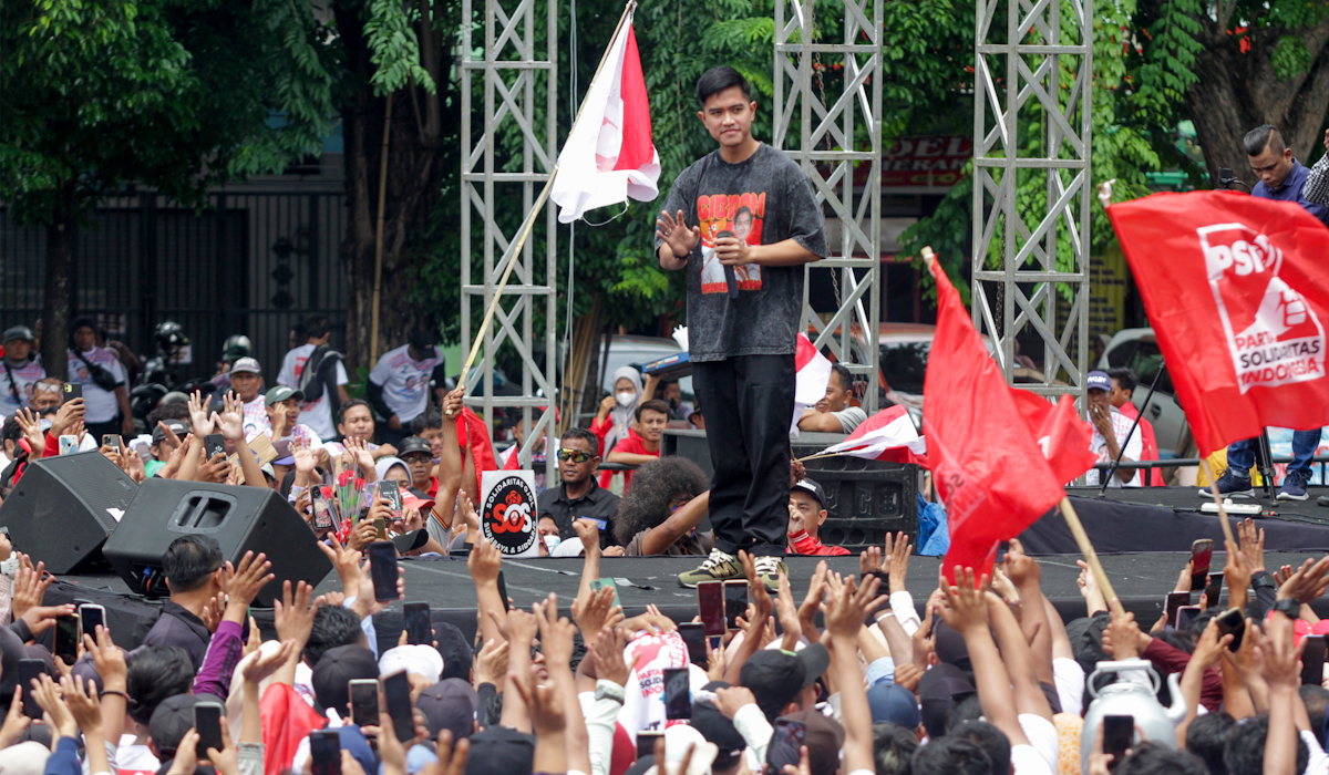 Ketua Umum Partai Solidaritas Indonesia (PSI) Kaesang Pangarep menyampaikan orasi politik saat kampanye terbuka 