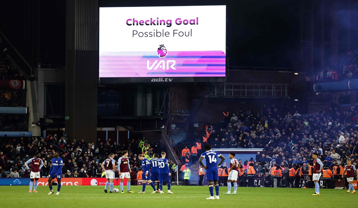 Penggunaan VAR di laga Liga Primer Inggris antara Aston Villa dan Chelsea, 27 April 2024.