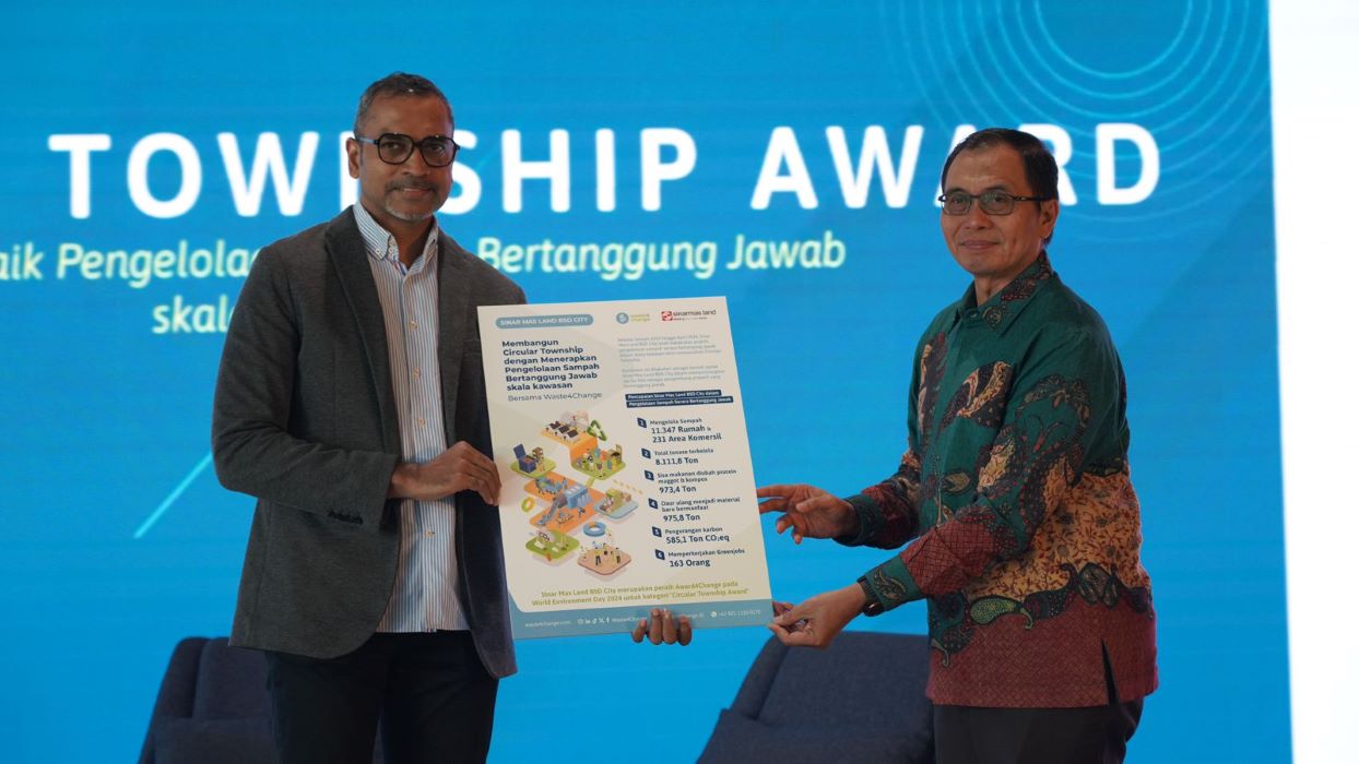 Penghargaan diberikan Board of Director Waste4Change Edi Rivai kepada Chief Risk & Sustainability Officer Sinar Mas Land M. Reza Abdulmajid.