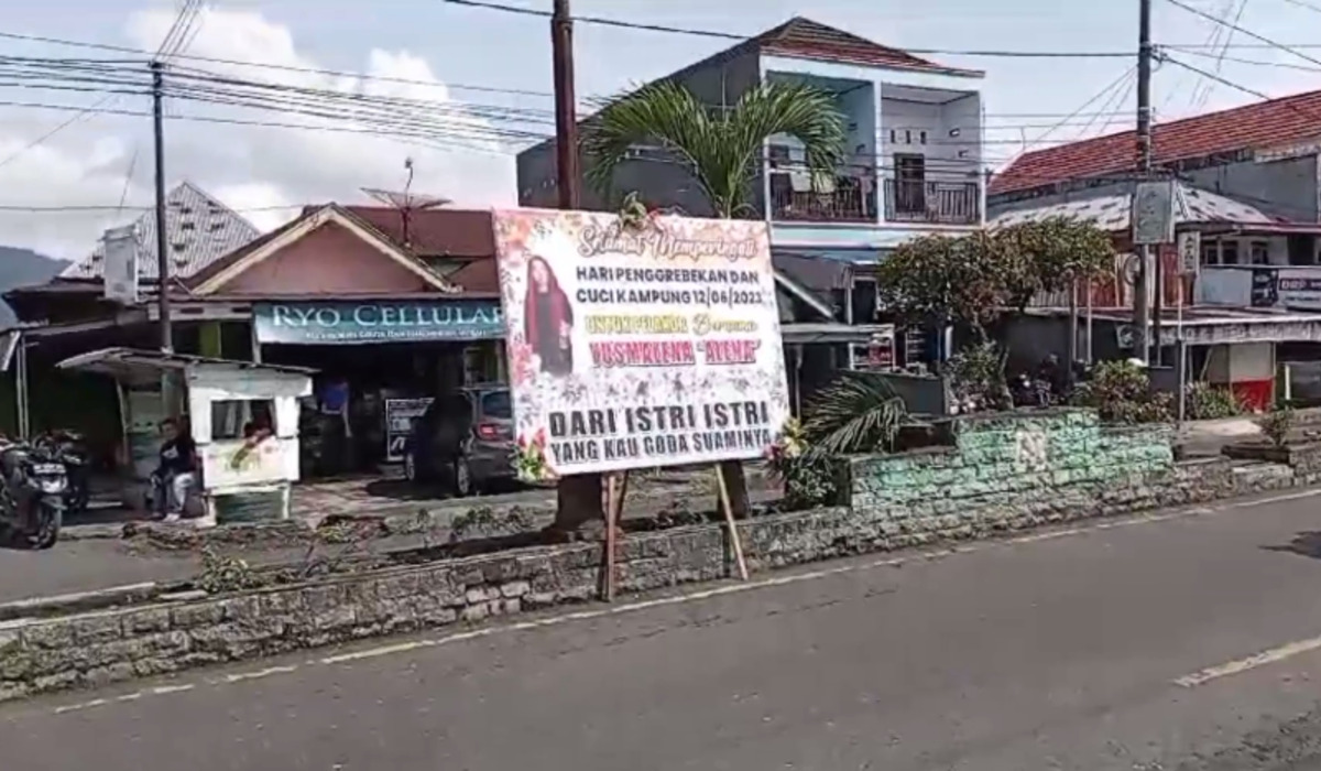 Papan Bunga untuk Pelakor Bertebaran di Jalan Lintas Kepahiang Bengkulu
