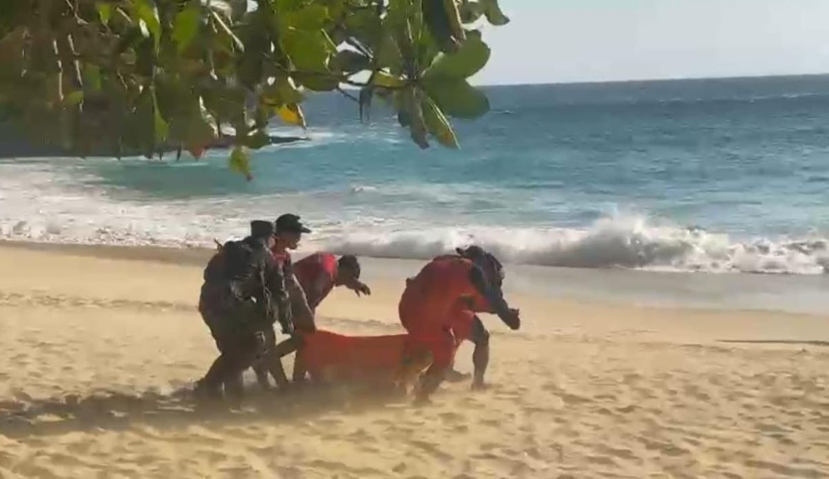 Tim SAR Bali melakukan evakuasi jenazah WNA asal Qatar di Pantai Kelingking, Nusa Penida, Klungkung, Bali, Selasa (18/6).