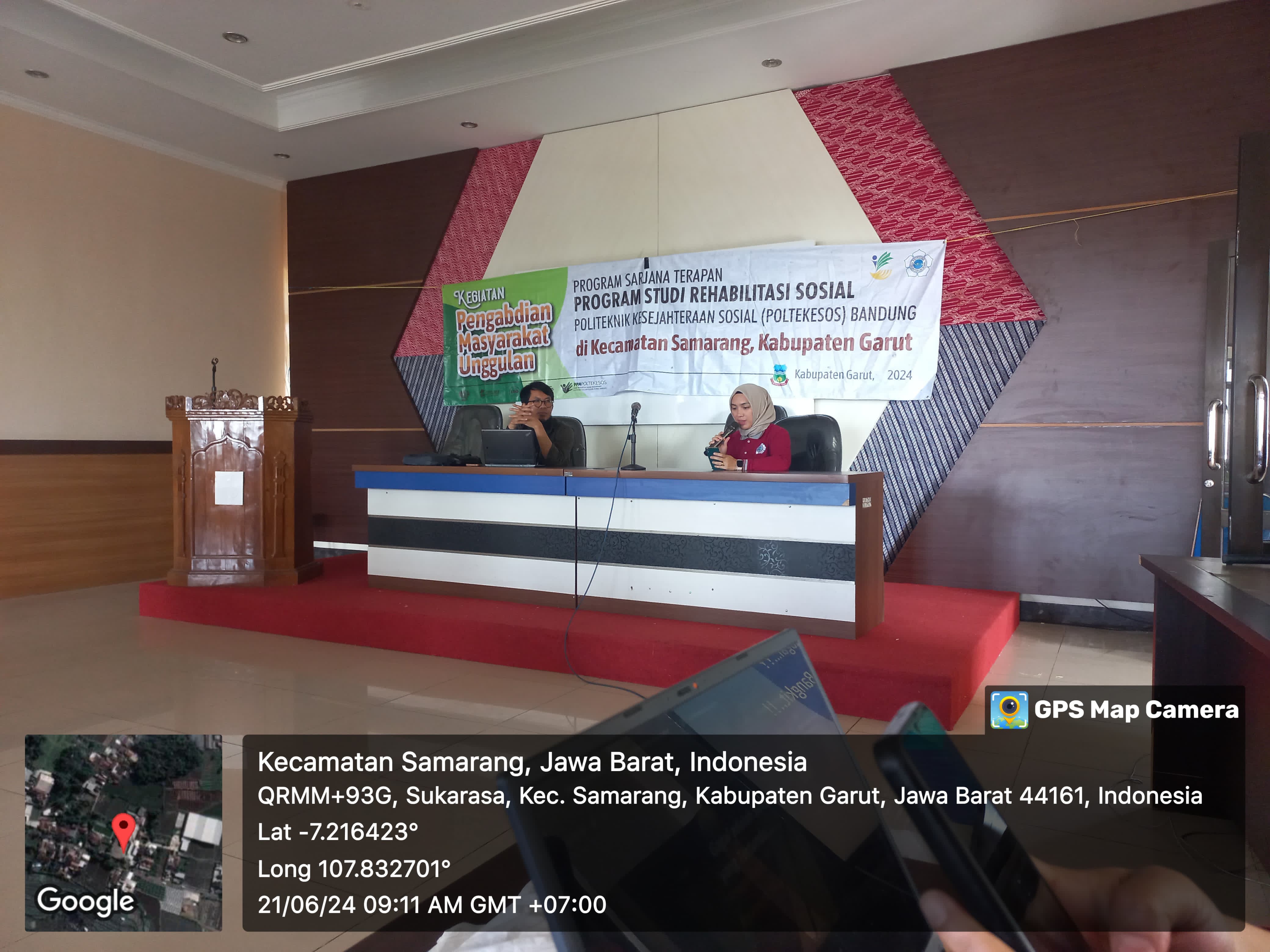 Dosen Poltekesos Bandung Sinta Yulianti Suyono menyampaikan materi pelatihan kewirausahaan bagi keluarga penerima manfaat di Samarang Garut.