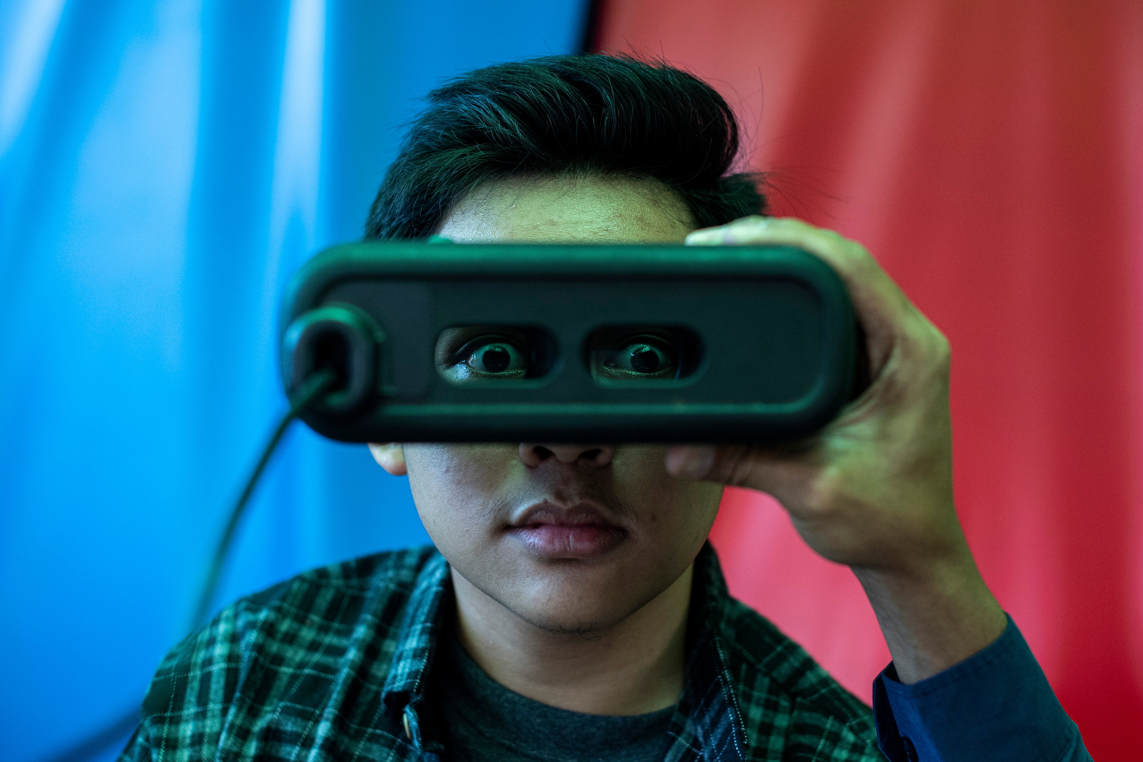 Warga melakukan perekaman kornea matanya untuk KTP Elektronik