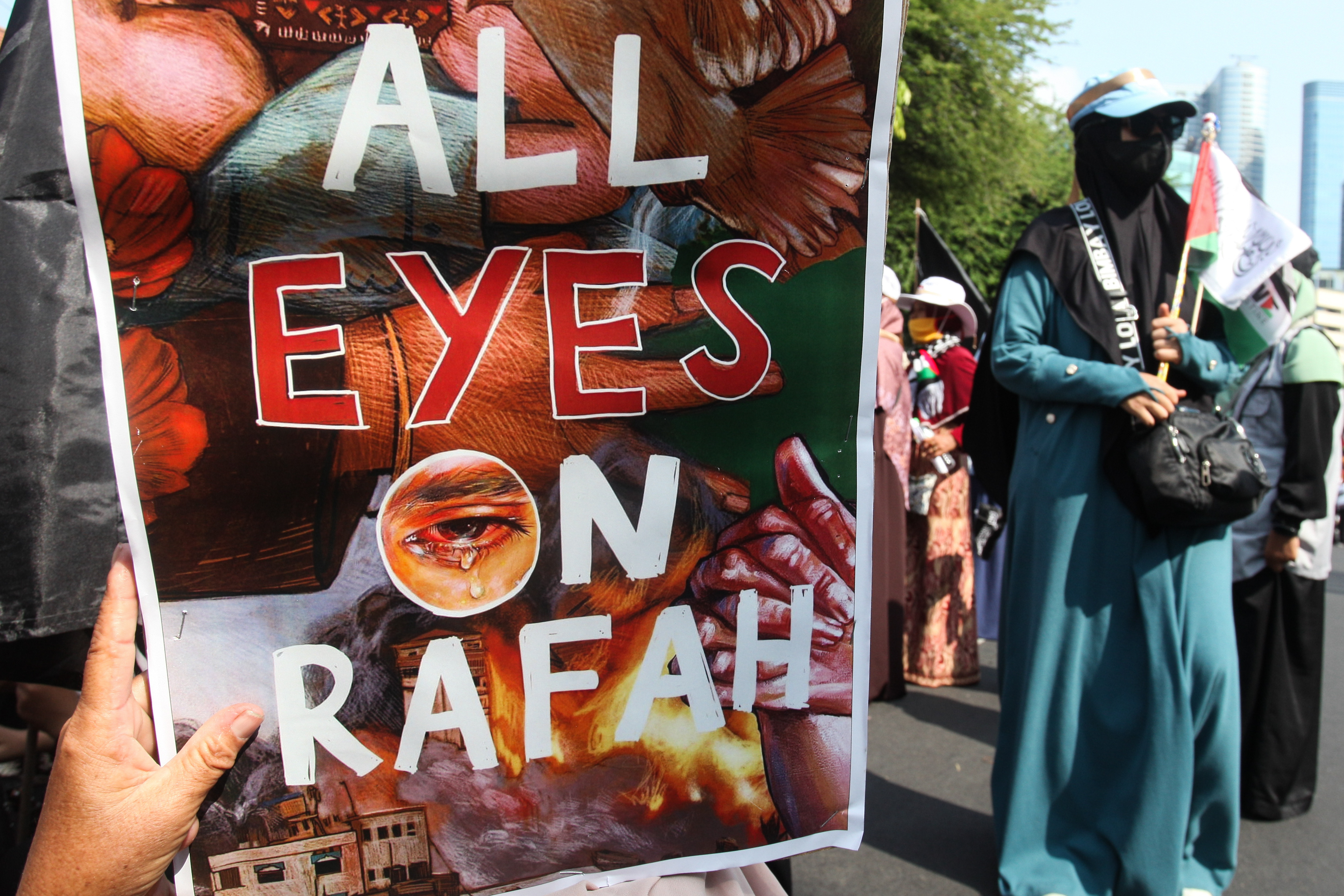 Umat Islam membentangkan poster saat aksi bela Palestina di Surabaya, Jawa Timur, Minggu (2/6/2024)