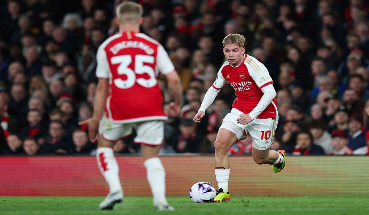 Gelandang Arsenal Emile Smith Rowe (kanan)