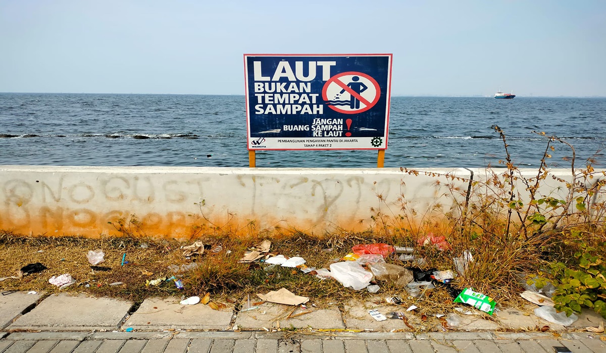 Ilustrasi--Sampah plastik berserakan di dekat papan larangan membuang sampah di sepanjang tanggul laut di kawasan Muara Baru, Jakarta Utara.