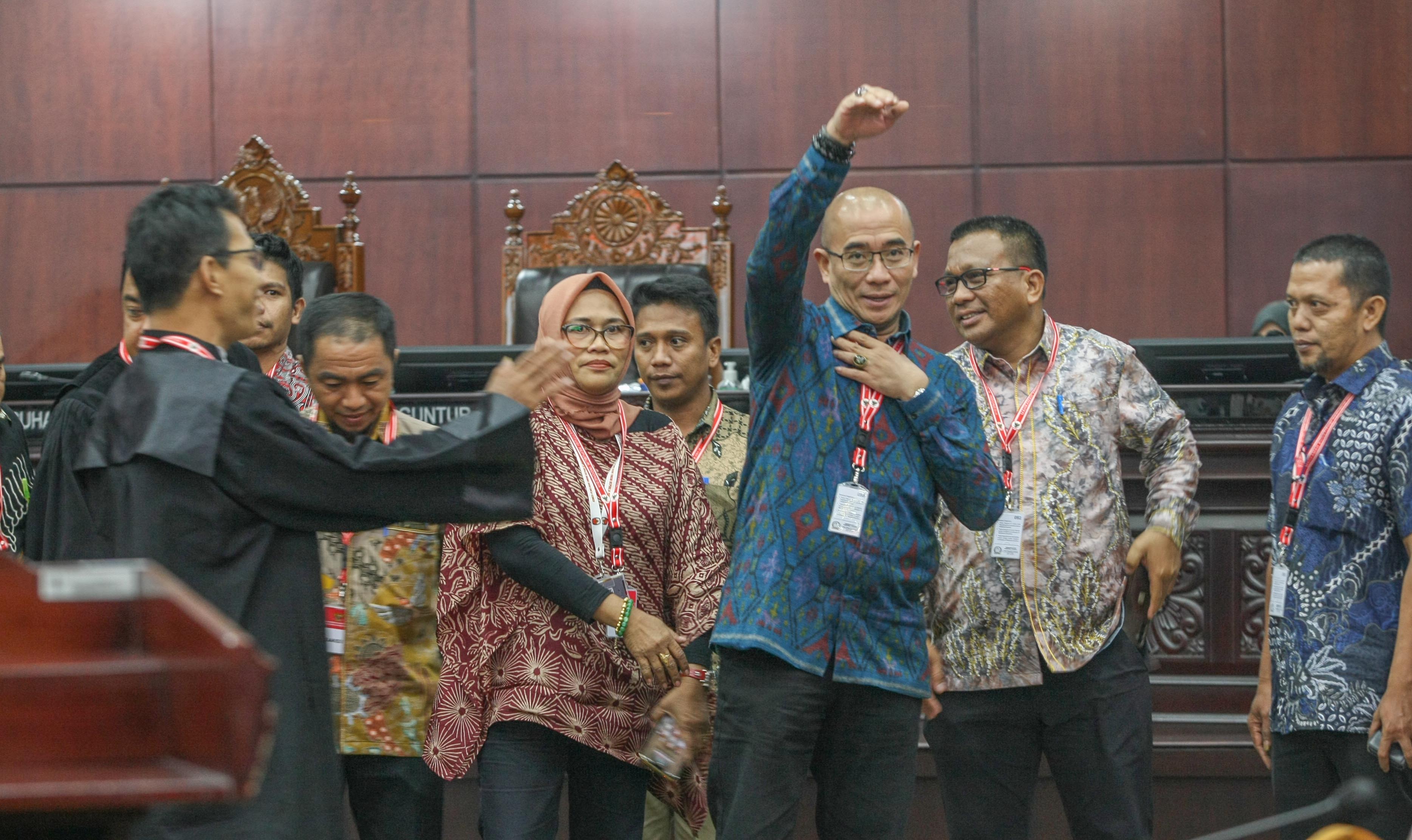  Ketua KPU Hasyim Asy'ari (ketiga kanan). 