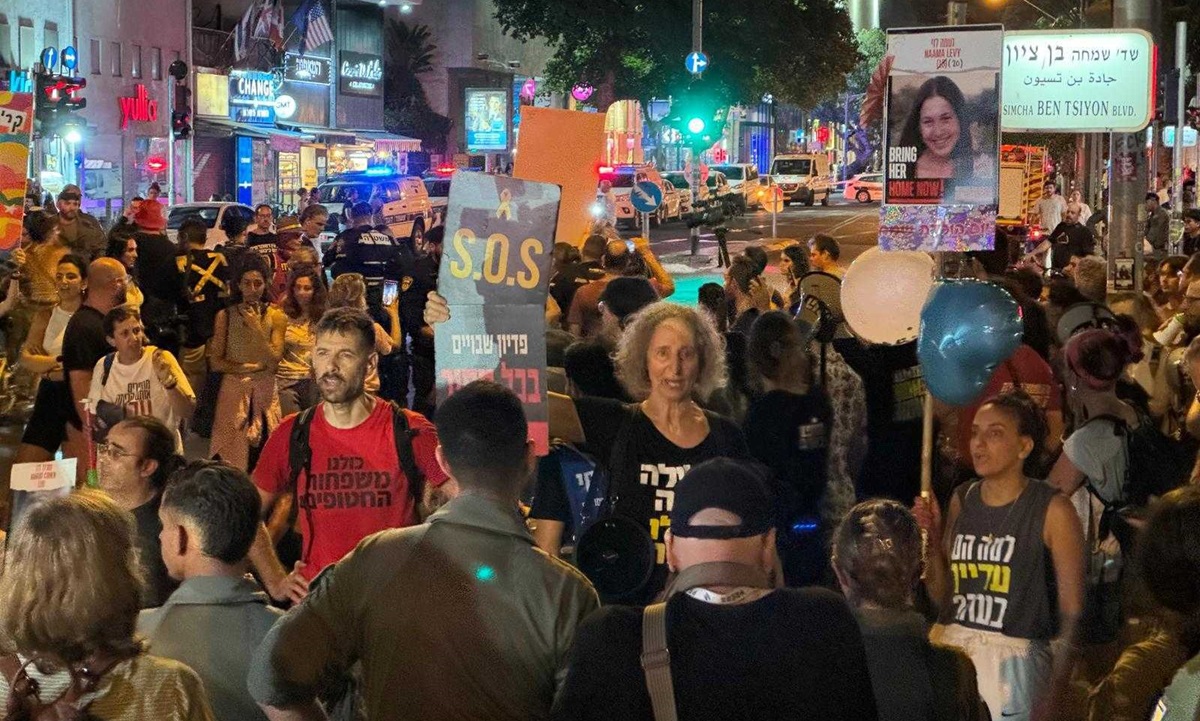 Ribuan pengunjuk rasa menentang pemerintahan Perdana Menteri Benjamin Netanyahu berunjuk rasa di Tel Aviv, Sabtu.