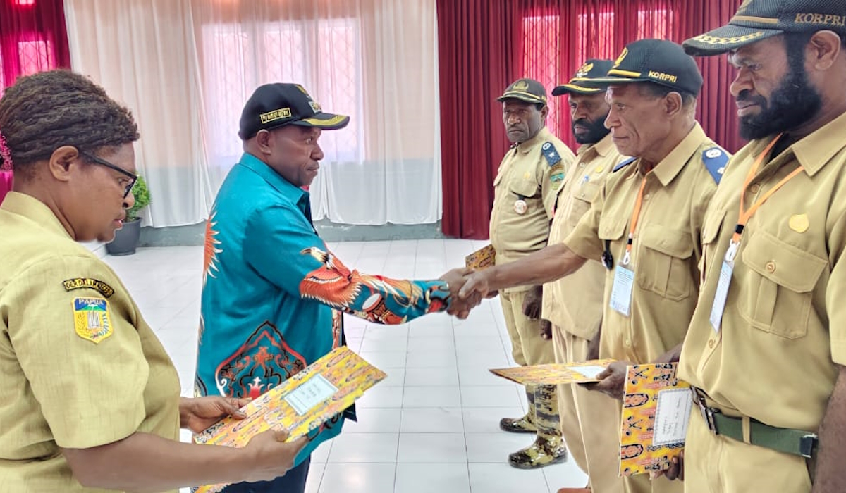 Pj Bupati Deiyai Elimelek Edowai (tengah)