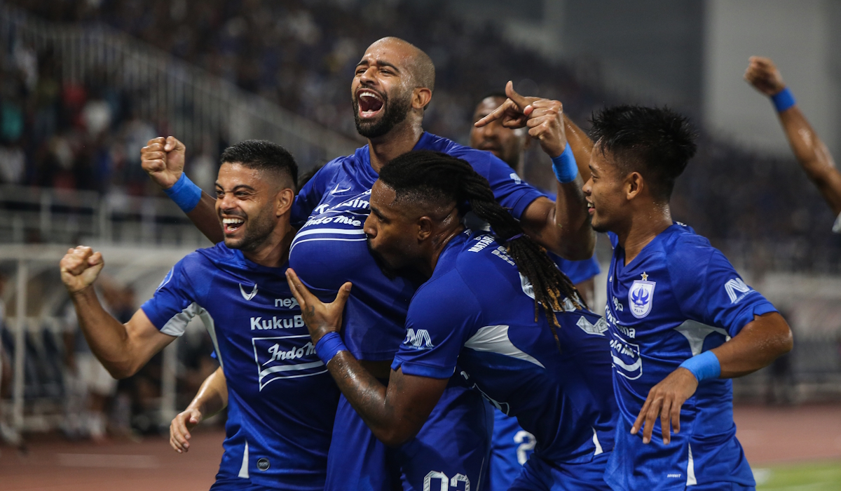 Pesepak bola PSIS Semarang Lucas Gama Moreira (kedua kiri) melakukan selebrasi