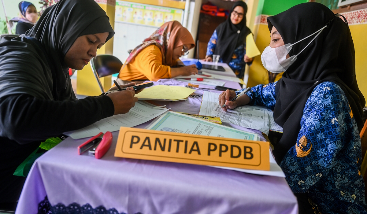 Wali siswa calon peserta didik baru mengajukan pembuatan akun PPDB di SD Grogol Selatan 08, Jakarta