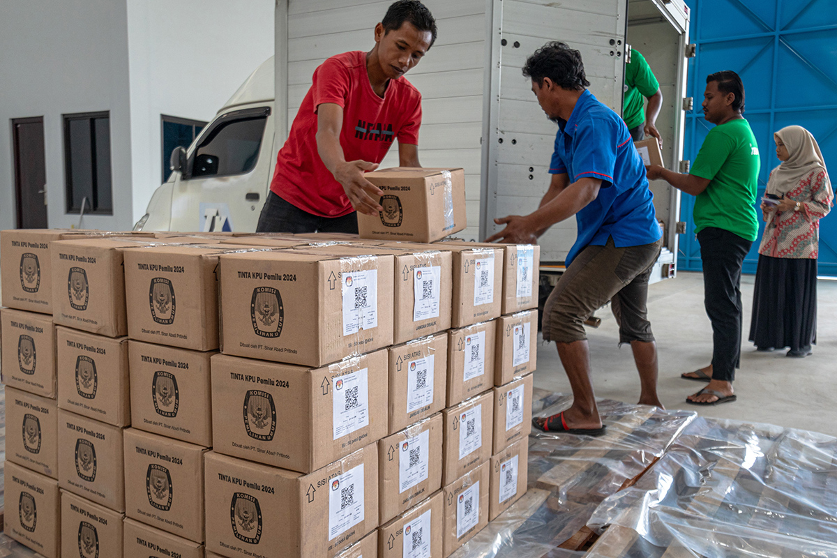 Petugas menata kotak berisi tinta yang akan digunakan untuk Pemilu 2024 di gudang logistik KPU Kota Semarang.