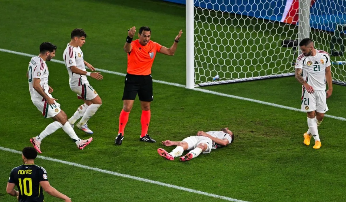 Penyerang timnas Hongaria Barnabas Varga (tengah) mengalami cedera kepala di laga Euro 2024 melawan Skotlandia.