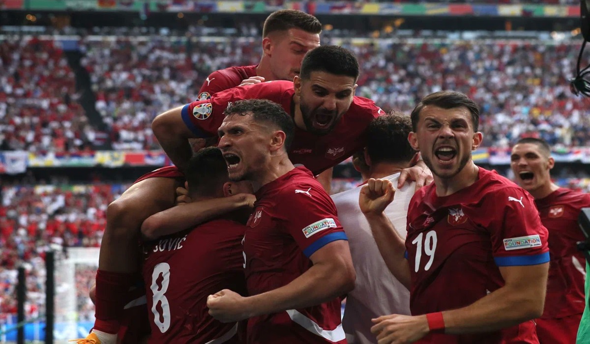 Para pemain Serbia melakukan selebrasi usai mencetak gol ke gawang Slovenia di laga Euro 2024.