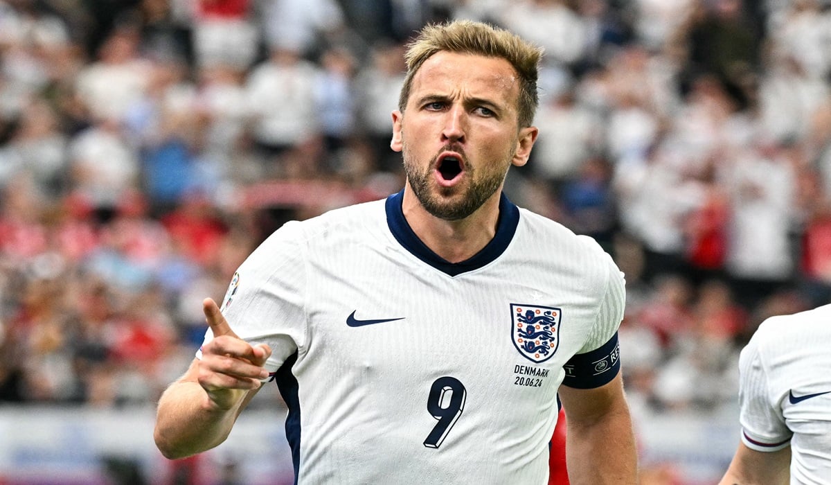 Penyerang timnas Inggris Harry Kane melakukan selebrasi usai mencetak gol ke gawang timnas Denmark di laga Euro 2024.