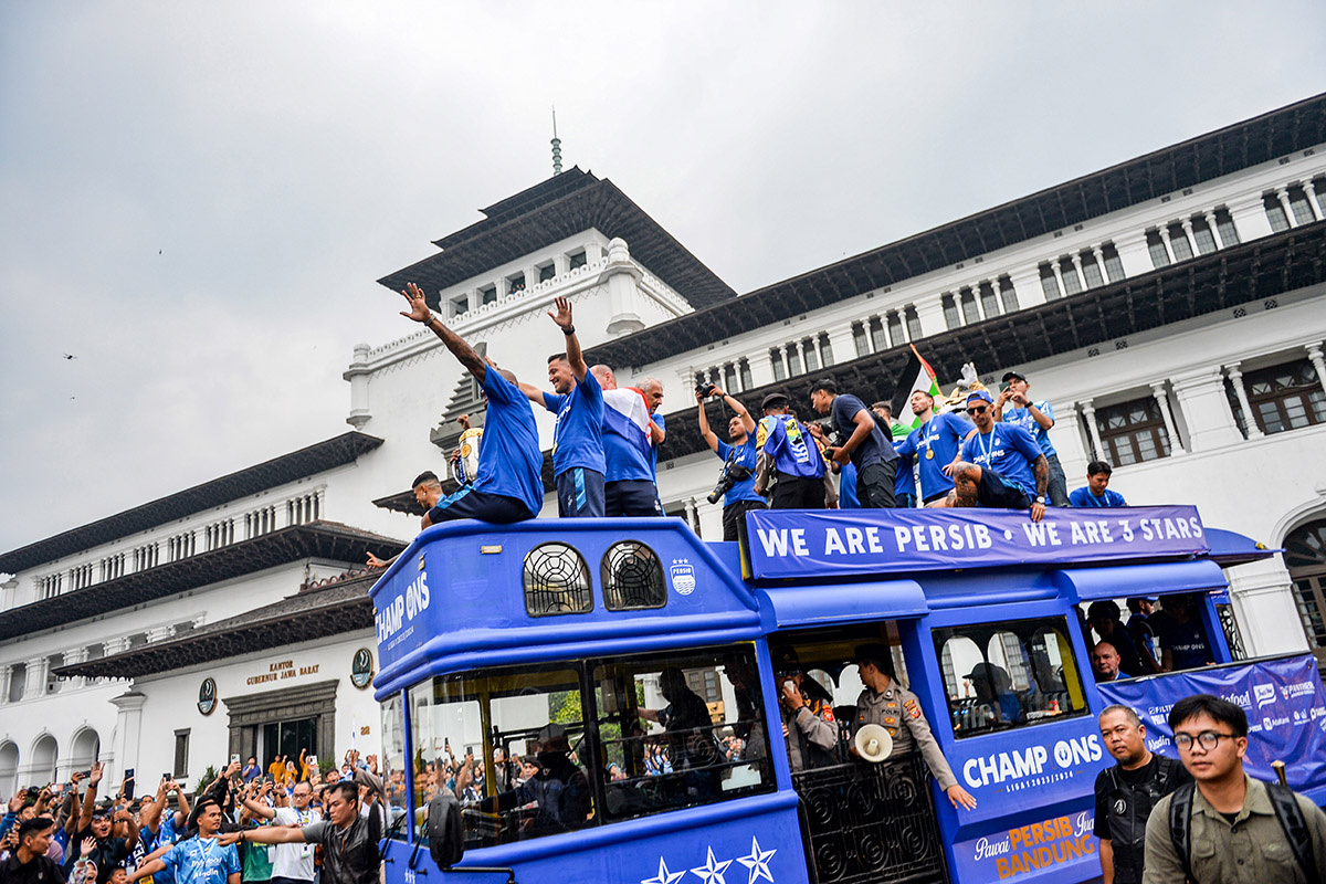  Tim Persib Bandung bersama warga merayakan kemenangan di Gedung Sate usai keluar sebagai juara di Championship Series Liga 1.