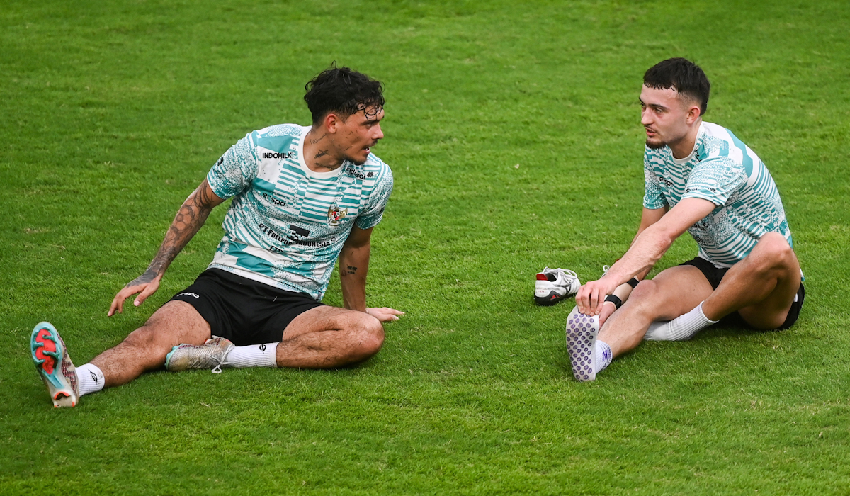 Pesepak bola Timnas Indonesia Shayne Pattynama (kiri) bersama Ivar Jenner (kanan) berlatih saat pemusatan latihan 