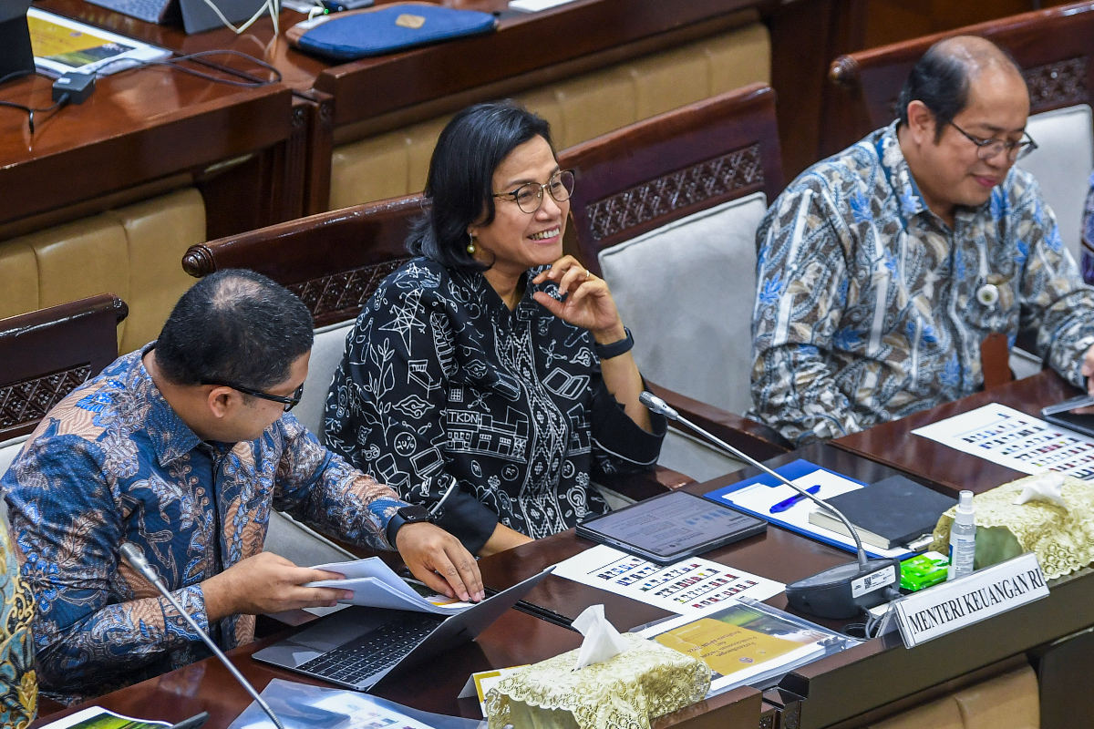Menteri Keuangan Sri Mulyani Indrawati (tengah) mengikuti rapat kerja dengan Komisi XI DPR di Kompleks Parlemen, Senayan, Jakarta 