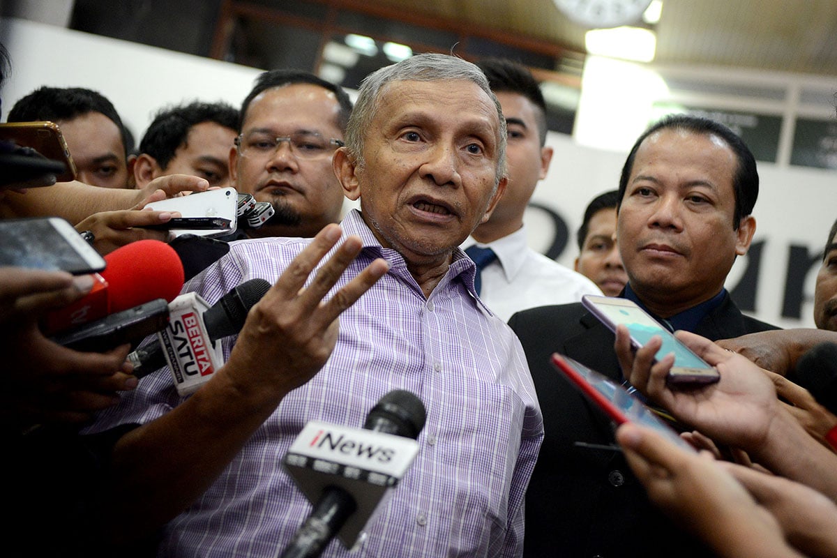 Amien Rais (tengah).