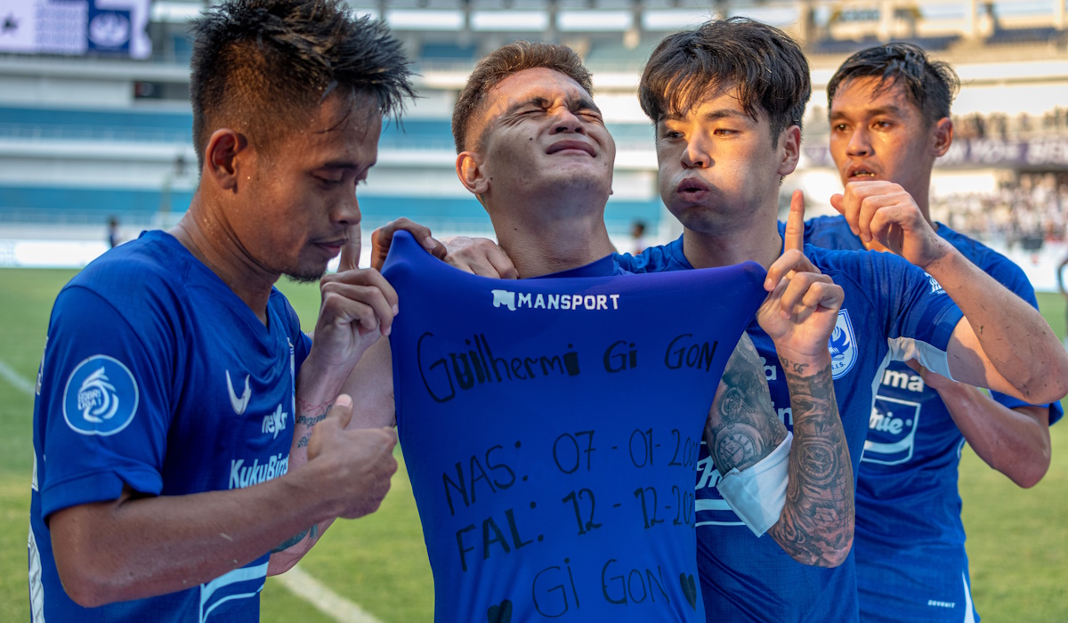 Pesepak bola PSIS Semarang Gali Freitas (kedua kiri) melakukan selebrasi usai membobol gawang Madura United