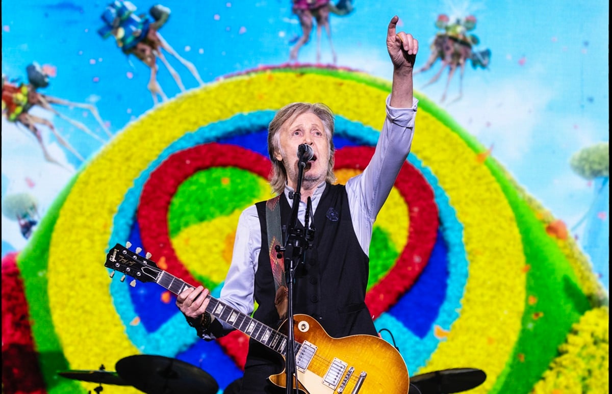 Paul McCartney, mantan anggota The Beatles, menghadiri konser Eras Tour Taylor Swift di Stadion Wembley, London.