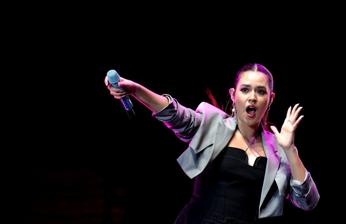 Raisa Andriana mengungkapkan proses kreatifnya dalam menciptakan lirik lagu yang dimulai dari menulis cerita panjang hingga meramu kata-kata