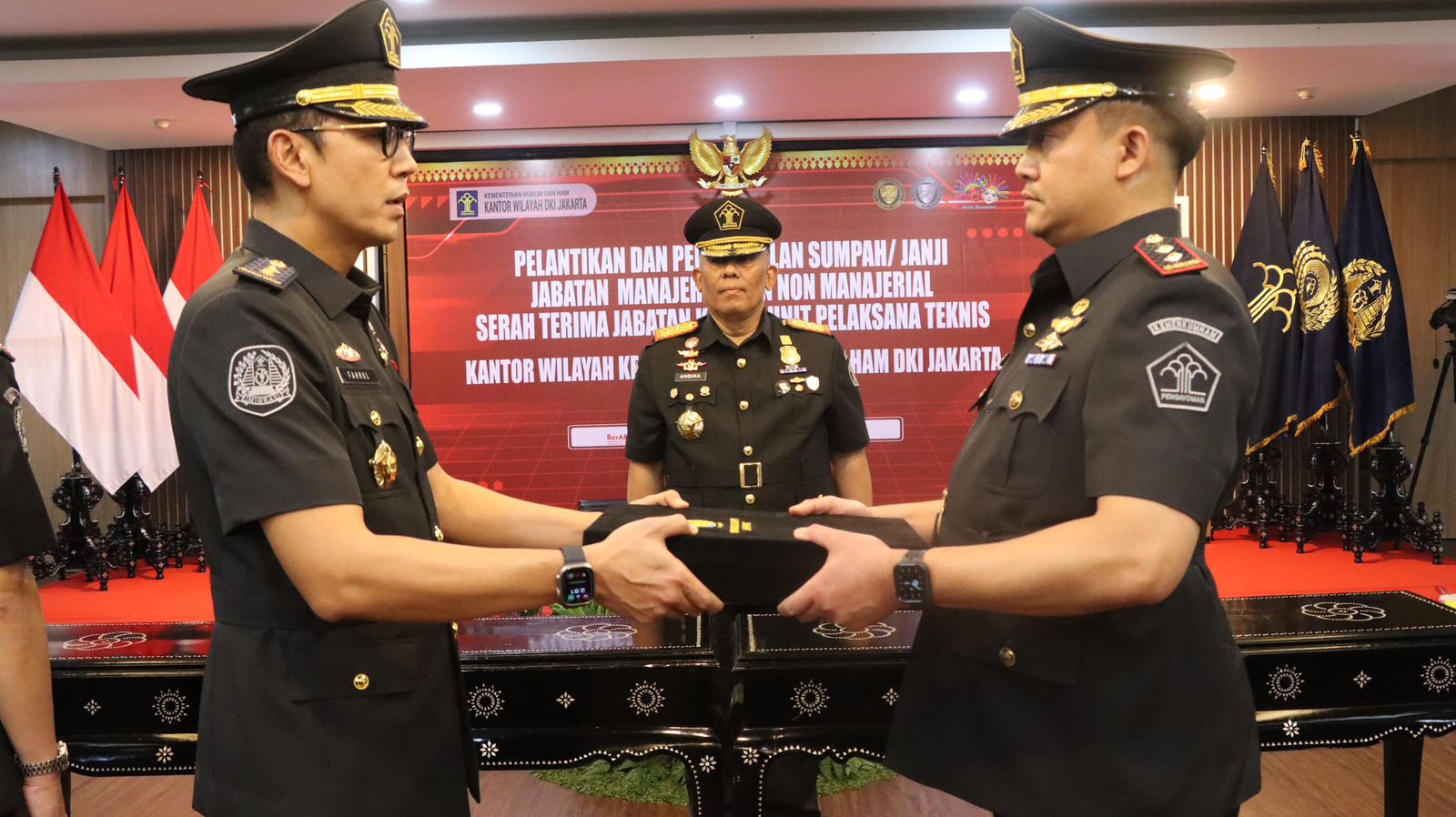 Kepala Kanwil Kemenkum dan HAM DKI Andika Dwi Prasetya (tengah) memimpin acara pelantikan pejabat Kanwil DKI.