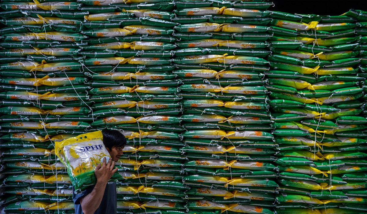 Ilustrasi-- Buruh memikul membawa beras SPHP di Gudang Bulog Utama, Cimahi, Jawa Barat.