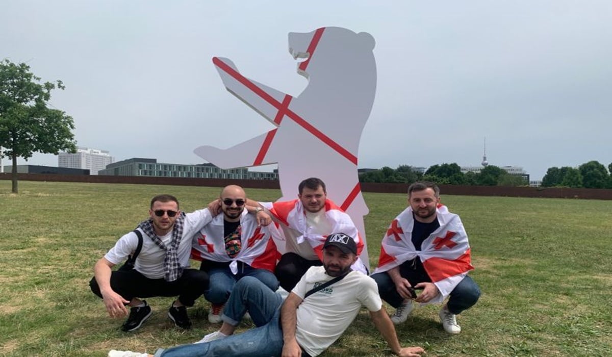 Pendukung timnas Geogia berpose menjelang laga Euro 2024 antara Georgia dan Portugal.