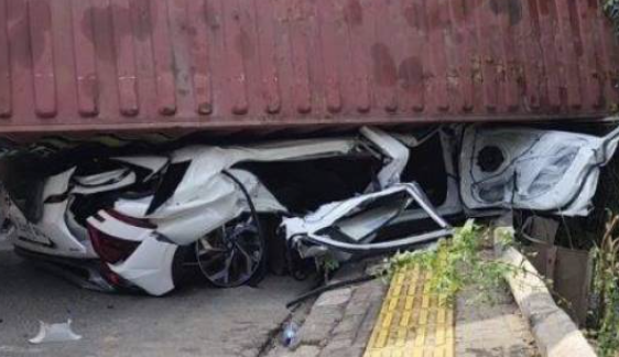 Truk kontainer menimpa kendaraan Hyundai di Jakarta Utara