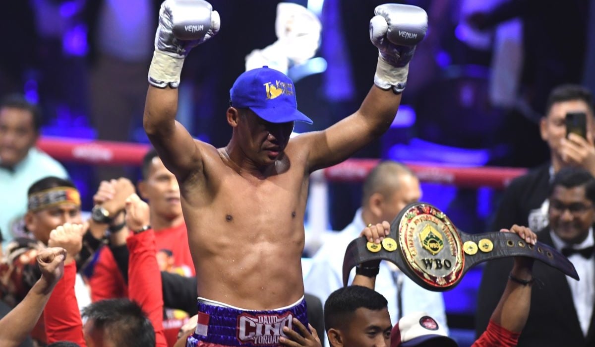 Petinju Indonesia Daud Yordan (tengah).