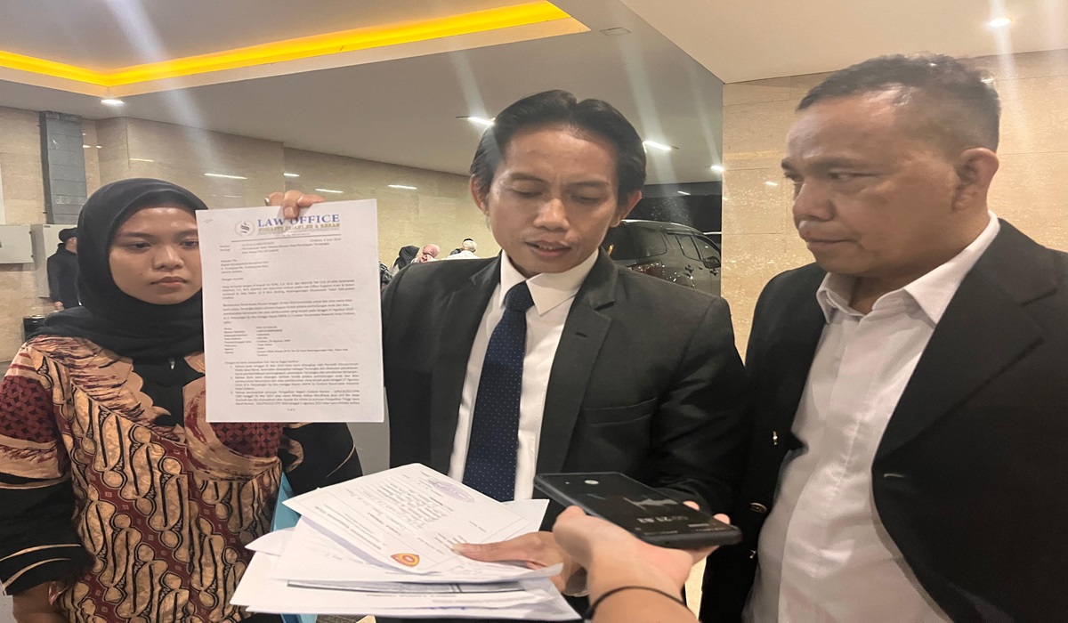 Kuasa hukum Pegi Setiawan, Toni Rm, menunjukkan surat permohonan gelar perkara khusus yang diserahkan ke Bareskrim.