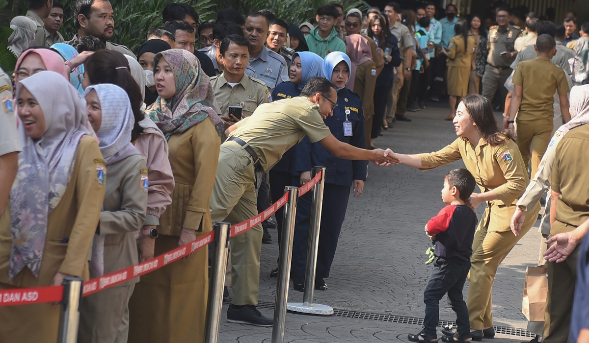 Sejumlah Aparatur Sipil Negara (ASN) bersalaman saat mengikuti halal bihalal di Balai Kota DKI Jakarta 