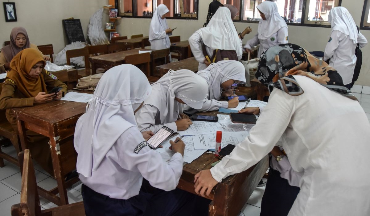 Calon peserta didik mengikuti pendaftaran tahap 1 PPDB di SMK Negeri 1 Ciamis, Jawa Barat, Senin (3/6/2024).