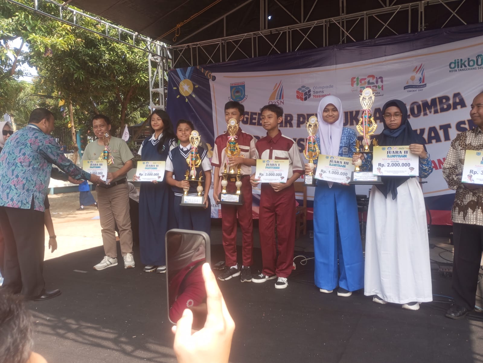 SMP Negeri (SMPN) 11 Serpong, Tangsel meraih juara pertama Solo Vokal