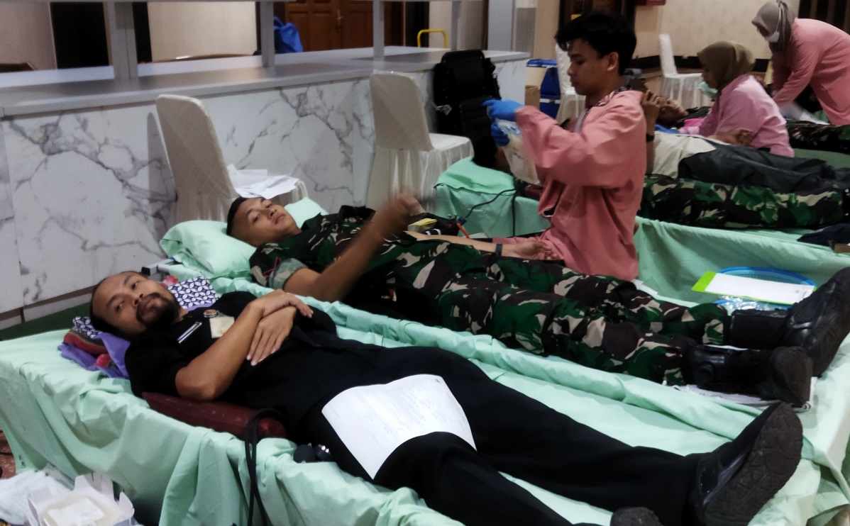 Bakti sosial donor darah di Gedung Gradhika Bhakti Praja, Provinsi Jawa Tengah, Kamis (27/6).
