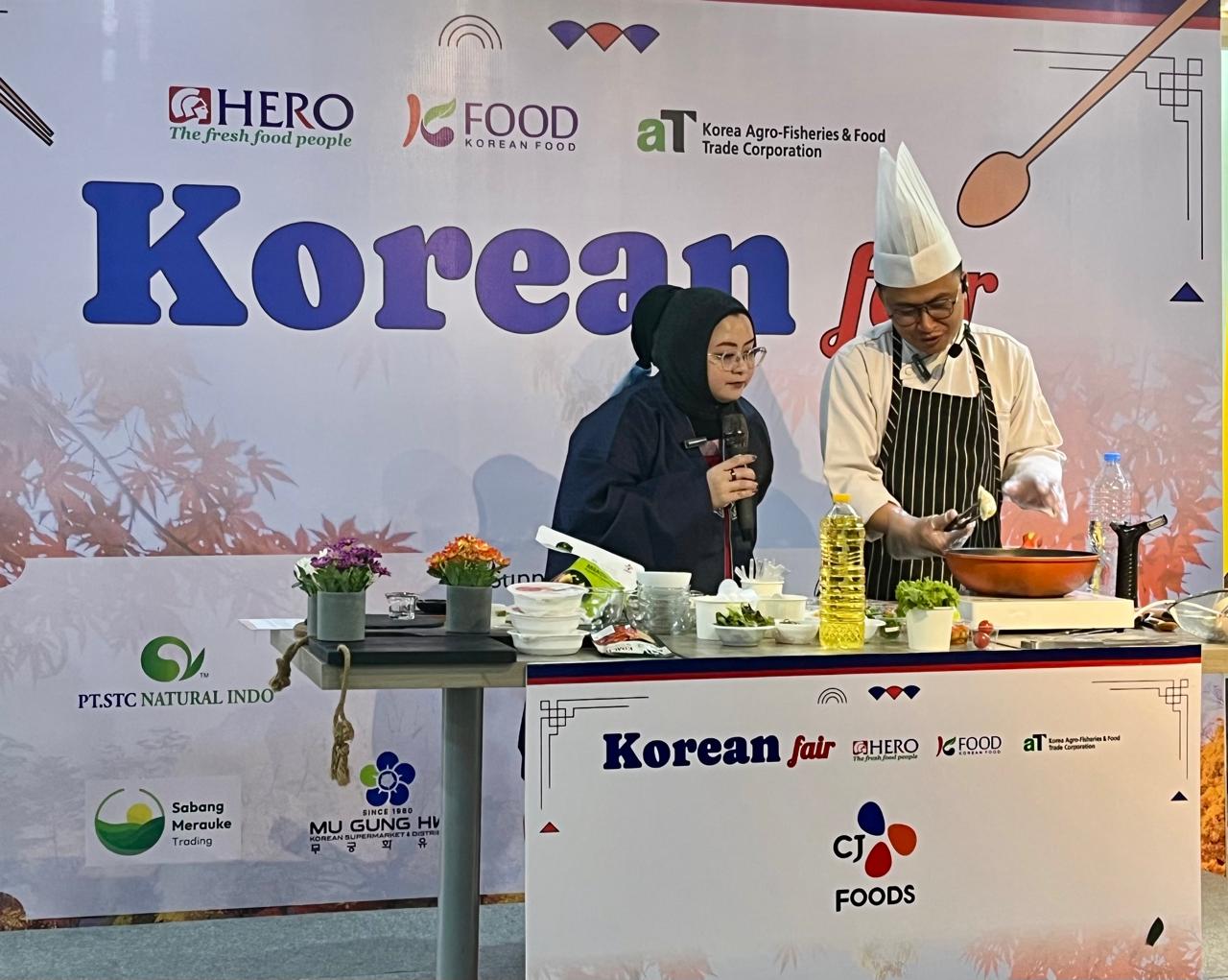 Chef Anez menunjukkan cara pengolahan mandu di acara Korean Fair, Jakarta, Selasa (18/6/2024). 