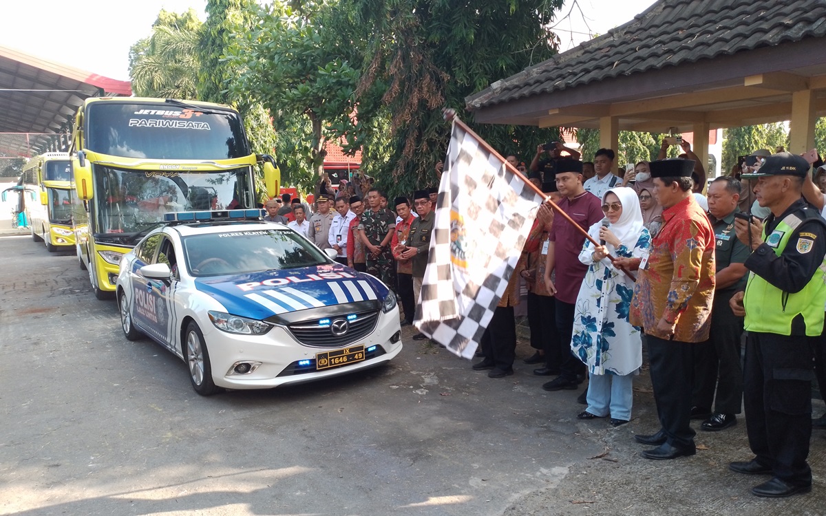 Sebanyak 284 calon jamaah haji dari Kabupaten Klaten, Jawa Tengah, diberangkatkan oleh Bupati Sri Mulyani menuju Embarkasi Haji Donohudan,