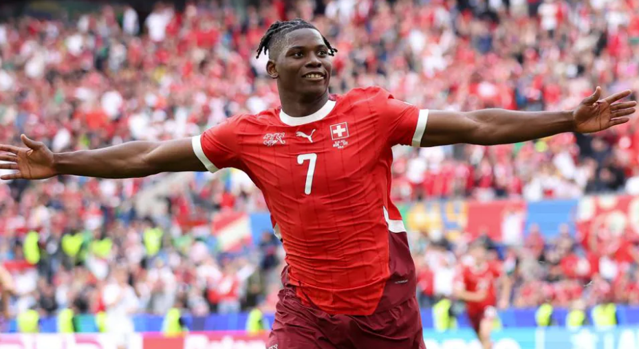 Winger Timnas Swiss Breel Embolo cetak gol ke gawang Hongaria