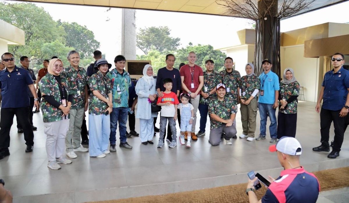 Presiden Joko Widodo bersama Ibu Iriana mengajak cucu-cucunya, Jan Ethes Srinarendra dan La Lembah Manah, mengunjungi TMII.