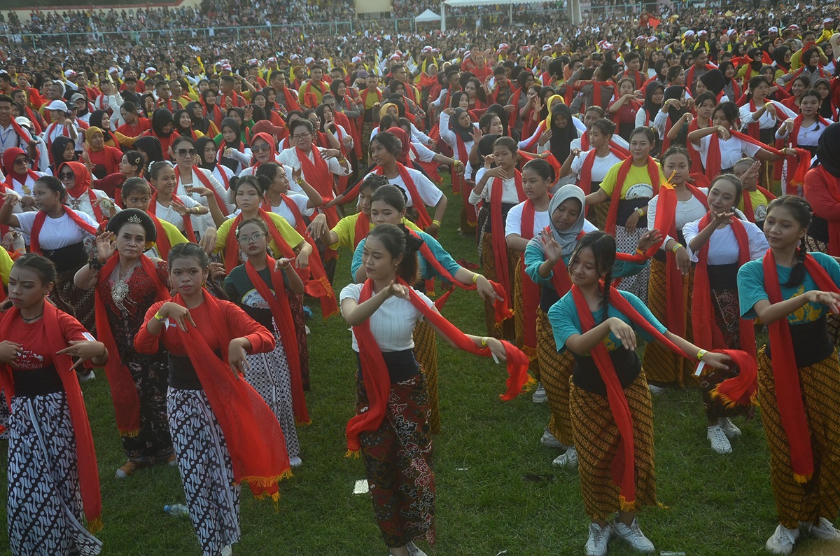 Sebanyak 10.245 penari berhasil memecahkan rekor Museum Rekor Indonesia (MURI) dengan menarikan tari lengger di GOR Satria, Purwokerto. 