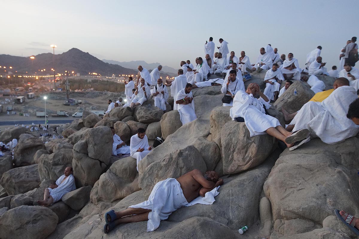 Jemaah haji memadati sekaligus memanjatkan doa di bukit Jabal Rahmah di Padang Arafah, Mekkah, Arab Saudi, Jumat (8/7/2022).