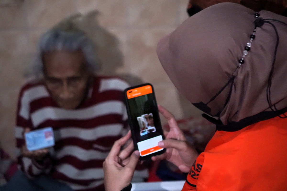 Pos Indonesia menyalurkan pendistribusian bantuan sosial (bansos) sembako dan Program Keluarga Harapan (PKH) dari Kementerian Sosial.