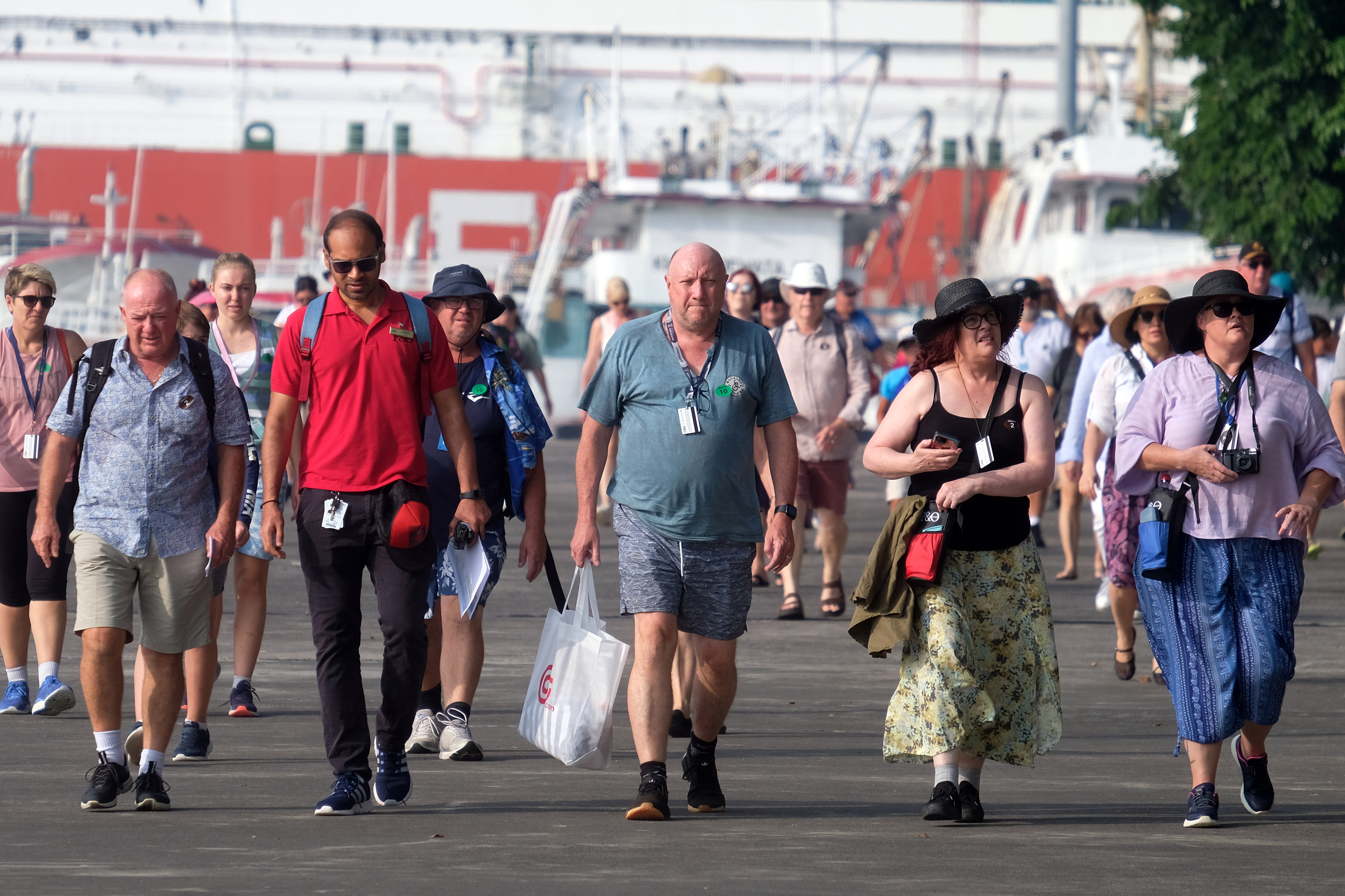 Wisatawan mancanegara berjalan di dermaga setibanya di Pelabuhan Benoa, Denpasar, Bali, Kamis (11/4/2024). 