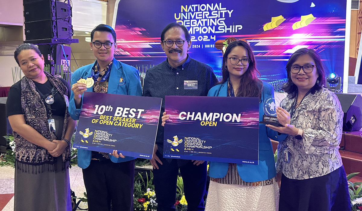 DUA mahasiswa Universitas Kristen Indonesia (UKI), Fransiska Anastasia Hutabarat dan Ramazan Bayram Sofiano bersama Rektor UKI.