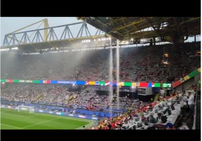  Suporter Bentrok di Dalam Stadion yang Bocor Akibat Hujan pada laga Turki vs Georgia, Selasa (18/6) malam WIB