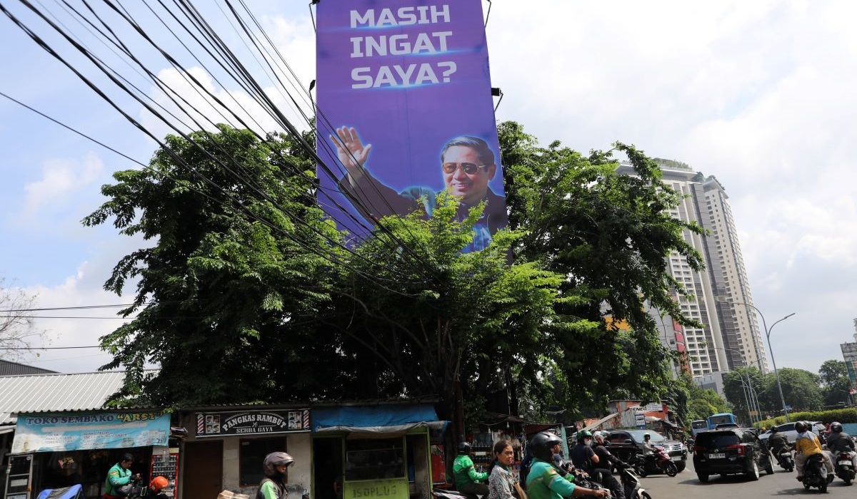 Baliho bergambar SBY melambaikan tangan dan bertuliskan Masih Ingat Saya terpasang di Kebayoran Lama, Jakarta, Februari lalu.